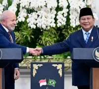 presidenri.go.id-23102025185143-68fa16cf47d450.49731907 Presiden Prabowo Subianto dan Presiden Brasil Luiz Inácio Lula da Silva berjabat tangan di Istana Merdeka, menandai penguatan kerja sama strategis Indonesia–Brasil. (Foto: BPMI Setpres/Cahyo)