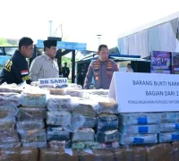 Presiden Prabowo meninjau tumpukan barang bukti narkoba sebelum proses pemusnahan menggunakan incinerator. (BPMI Setpres/Muchlis Jr)