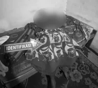 Petugas melakukan olah TKP setelah pria 49 tahun ditemukan tak bernyawa di rumahnya di Kabupaten Sanggau. (res-sgu)