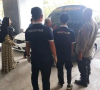 Petugas mengevakuasi pria tewas di dalam mobil di Jalan Nurali Pontianak.