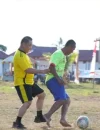 Gubernur Kalimantan Barat Ria Norsan bersama warga mengikuti kegiatan olahraga rakyat dalam program Gema Membangun Desa di Desa Temajuk Kabupaten Sambas.