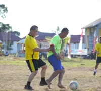 Gubernur Kalimantan Barat Ria Norsan bersama warga mengikuti kegiatan olahraga rakyat dalam program Gema Membangun Desa di Desa Temajuk Kabupaten Sambas.