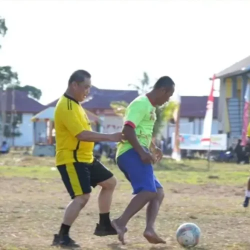 Gubernur Kalimantan Barat Ria Norsan bersama warga mengikuti kegiatan olahraga rakyat dalam program Gema Membangun Desa di Desa Temajuk Kabupaten Sambas.