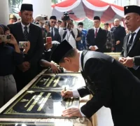 Gubernur Kalimantan Barat Ria Norsan meresmikan proyek strategis pada peringatan HUT ke-69 Kalbar.