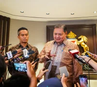 Menteri Koordinator Bidang Perekonomian Airlangga Hartarto Menteri Koordinator Bidang Perekonomian Airlangga Hartarto menghadiri pertemuan dengan Kadin untuk membahas kolaborasi pemerintah dan dunia usaha dalam memperkuat ekonomi nasional. (ekon.go.id)