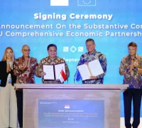 Menteri Koordinator Perekonomian Airlangga Hartarto dan Komisioner Uni Eropa Maroš Šefčovič saat penandatanganan IEU-CEPA di Bali, 23 September 2025 Menteri Koordinator Perekonomian Airlangga Hartarto dan Komisioner Uni Eropa Maroš Šefčovič saat penandatanganan IEU-CEPA di Bali, 23 September 2025. (Humas Ekon)