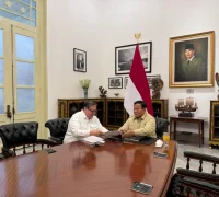 Menteri Koordinator Bidang Perekonomian Airlangga Hartarto bersama Presiden Prabowo Subianto saat mengumumkan stimulus ekonomi Semester II 2026 di Jakarta.
