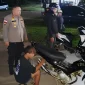 Polisi menertibkan 15 motor knalpot brong saat razia malam di Kembayan.