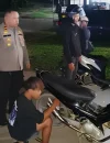 Polisi menertibkan 15 motor knalpot brong saat razia malam di Kembayan.