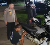 Polisi menertibkan 15 motor knalpot brong saat razia malam di Kembayan.