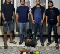 Petugas kepolisian menunjukkan pelaku residivis curanmor yang ditangkap di Kabupaten Landak.