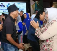 Erlina Ria Norsan bersama alumni dalam kegiatan Reuni SMAN 4 Pontianak di Pendopo Gubernur Kalimantan Barat.