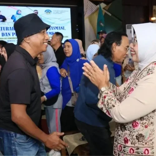 Erlina Ria Norsan bersama alumni dalam kegiatan Reuni SMAN 4 Pontianak di Pendopo Gubernur Kalimantan Barat.