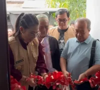 Wali Kota Singkawang Tjhai Chui Mie meresmikan penyerahan tiga unit Rumah Layak Huni kepada warga di Kelurahan Sekip Lama, Singkawang Selatan.(instagram.com/tjhaichuimie)