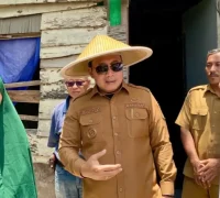 Bupati Kubu Raya Sujiwo meninjau rumah tidak layak huni di Arang Limbung yang masuk program bedah rumah, Senin (16/3/2026).