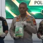 Petugas Bea Cukai mengamankan barang bukti 3,17 kilogram sabu dari kapal KLM Mega Indah di perairan Indragiri Hilir. (Foto: Bea Cukai)