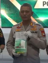 Petugas Bea Cukai mengamankan barang bukti 3,17 kilogram sabu dari kapal KLM Mega Indah di perairan Indragiri Hilir. (Foto: Bea Cukai)