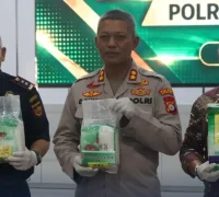 Petugas Bea Cukai mengamankan barang bukti 3,17 kilogram sabu dari kapal KLM Mega Indah di perairan Indragiri Hilir. (Foto: Bea Cukai)