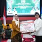 Gubernur Ria Norsan menyerahkan bantuan sosial secara simbolis kepada Wakil Bupati Sanggau, Susana Herpena, saat Safari Ramadan.