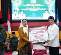 Gubernur Ria Norsan menyerahkan bantuan sosial secara simbolis kepada Wakil Bupati Sanggau, Susana Herpena, saat Safari Ramadan.
