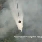 Satgas Karhutla Kalbar melakukan water bombing untuk memadamkan karhutla.