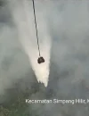 Satgas Karhutla Kalbar melakukan water bombing untuk memadamkan karhutla.