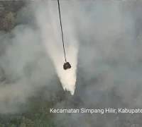 Satgas Karhutla Kalbar melakukan water bombing untuk memadamkan karhutla.