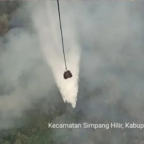 Satgas Karhutla Kalbar melakukan water bombing untuk memadamkan karhutla.
