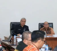 Sekda Kalbar Harisson memimpin rapat koordinasi kesiapan ketersediaan pangan menjelang Natal dan Tahun Baru 2025/2026. (instagram.com/adpim.provkalbar)