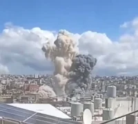 Asap hitam membumbung di Beirut selatan akibat serangan udara Israel di wilayah basis Hizbullah, (27/3/2026).