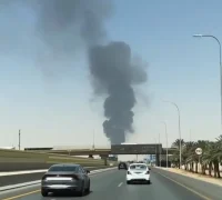 Kepulan asap terlihat setelah serangan rudal dan drone menyasar wilayah Riyadh, Arab Saudi. (Foto: x.com/theinformant_x)