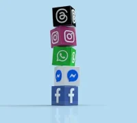 Logo Meta dengan tampilan aplikasi Facebook, Instagram, dan WhatsApp.