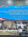 Petugas Polres Lampung Selatan menunjukkan barang bukti 122 kilogram sabu yang disembunyikan di tumpukan jengkol di Pelabuhan Bakauheni. (Dok. Humas Polri)