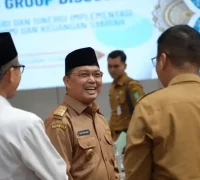 Gubernur Kalimantan Barat Ria Norsan membuka FGD Strategi dan Sinergi Implementasi Ekonomi dan Keuangan Syariah di Hotel Mercure Pontianak, Selasa (13/10/2026), untuk mendorong penguatan industri halal dan optimalisasi ZISWAF.
