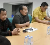 Bupati Kubu Raya Sujiwo membahas rencana pembangunan stadion representatif bersama konsultan infrastruktur di Jakarta. (foto: Prokopim KKR)