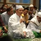 Gubernur Kalbar Ria Norsan bersama jemaah mengikuti kegiatan Subuh Keliling di Masjid Agung Oesman Al-Khair, Kabupaten Kayong Utara.