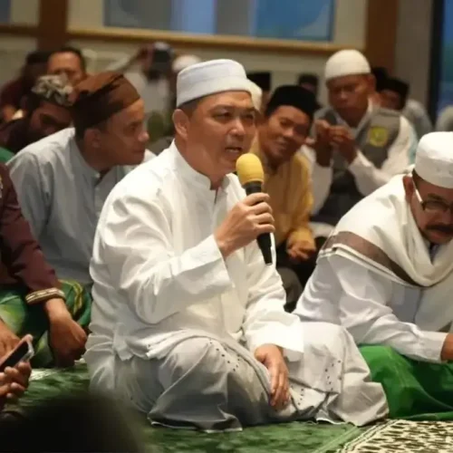 Gubernur Kalbar Ria Norsan bersama jemaah mengikuti kegiatan Subuh Keliling di Masjid Agung Oesman Al-Khair, Kabupaten Kayong Utara.