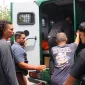 Anggota Polres Sintang saat mengamankan dua tahanan Kejati Kalbar yang kabur dan ditangkap di Sintang.