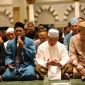Gubernur Kalimantan Barat Ria Norsan menghadiri salat Tarawih perdana Ramadhan 1447 H bersama ribuan jemaah di Masjid Raya Mujahidin, Pontianak