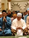 Gubernur Kalimantan Barat Ria Norsan menghadiri salat Tarawih perdana Ramadhan 1447 H bersama ribuan jemaah di Masjid Raya Mujahidin, Pontianak