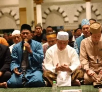 Gubernur Kalimantan Barat Ria Norsan menghadiri salat Tarawih perdana Ramadhan 1447 H bersama ribuan jemaah di Masjid Raya Mujahidin, Pontianak