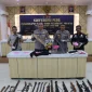 Polisi menunjukkan barang bukti senjata dalam kasus teror Air Upas, Ketapang dalam konferensi pers, Selasa (30/4/2026).