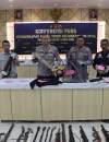 Polisi menunjukkan barang bukti senjata dalam kasus teror Air Upas, Ketapang dalam konferensi pers, Selasa (30/4/2026).