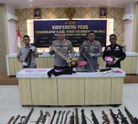 Polisi menunjukkan barang bukti senjata dalam kasus teror Air Upas, Ketapang dalam konferensi pers, Selasa (30/4/2026).