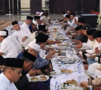 Gubernur Kalbar, Ria Norsan mengikuti tradisi saprahan bersama warga saat Idulfitri di Pendopo Gubernur Kalimantan Barat, Minggu (21/3/2026).