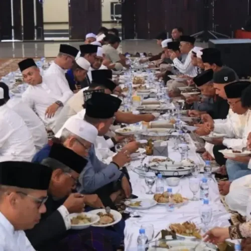 Gubernur Kalbar, Ria Norsan mengikuti tradisi saprahan bersama warga saat Idulfitri di Pendopo Gubernur Kalimantan Barat, Minggu (21/3/2026).