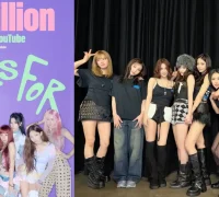 TWICE dalam MV This Is For yang tembus 100 juta views di YouTube