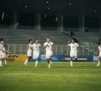 Para pemain Timnas Indonesia U-22 bersiap menghadapi pertandingan perdana kontra Filipina pada SEA Games 2025. (Dok. PSSI)