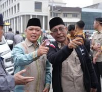 Gubernur Kalbar Ria Norsan meninjau arus kendaraan di Simpang Garuda saat uji coba pengaturan lalu lintas Jembatan Kapuas I diperpanjang.