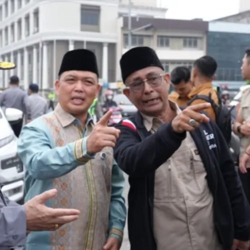 Gubernur Kalbar Ria Norsan meninjau arus kendaraan di Simpang Garuda saat uji coba pengaturan lalu lintas Jembatan Kapuas I diperpanjang.